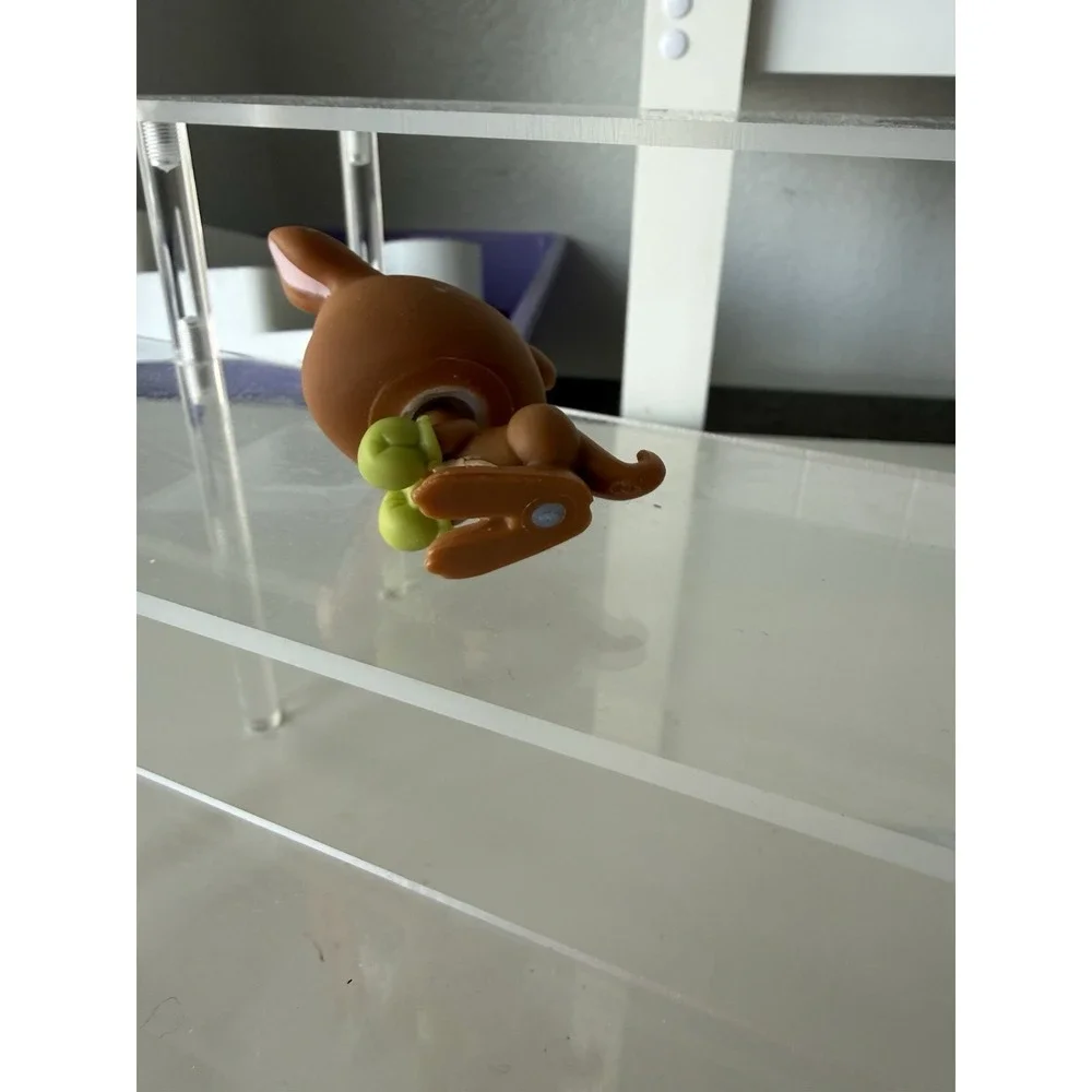 Littlest Pet Shop lps Kangaroo #682 with Green Boxing Gloves and Blue Snow Eyes